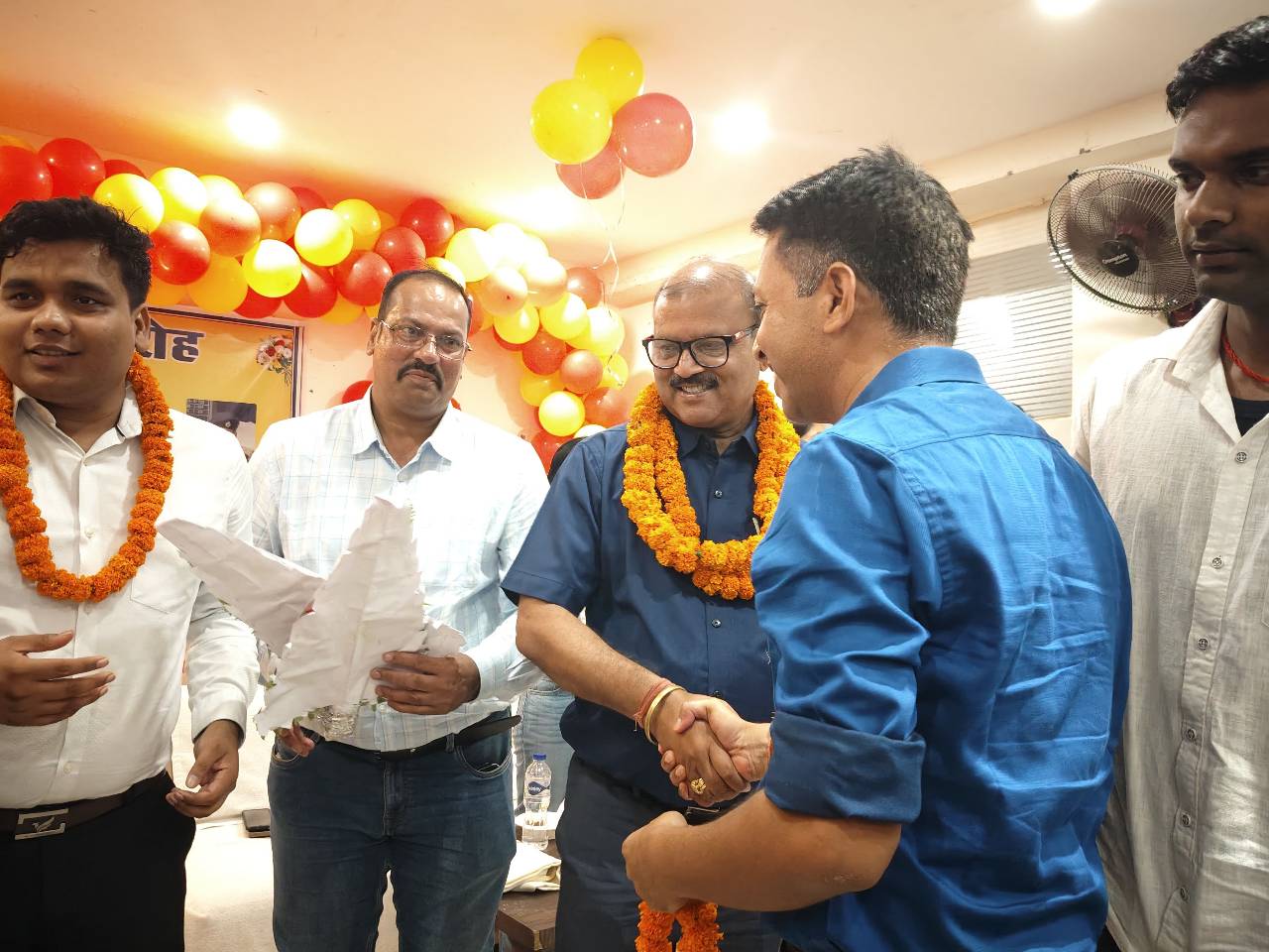 रामनगर एसडीपीओ रागिनी कुमारी, प्रशिक्षु डीएसपी अंकित कुमार, यातायात डीएसपी राजेश कुमार समेत अन्य पुलिस पदाधिकारियों ने बुके व स्मृति चिन्ह भेंट कर तीनों अधिकारियों को दी भावभीनी विदाई