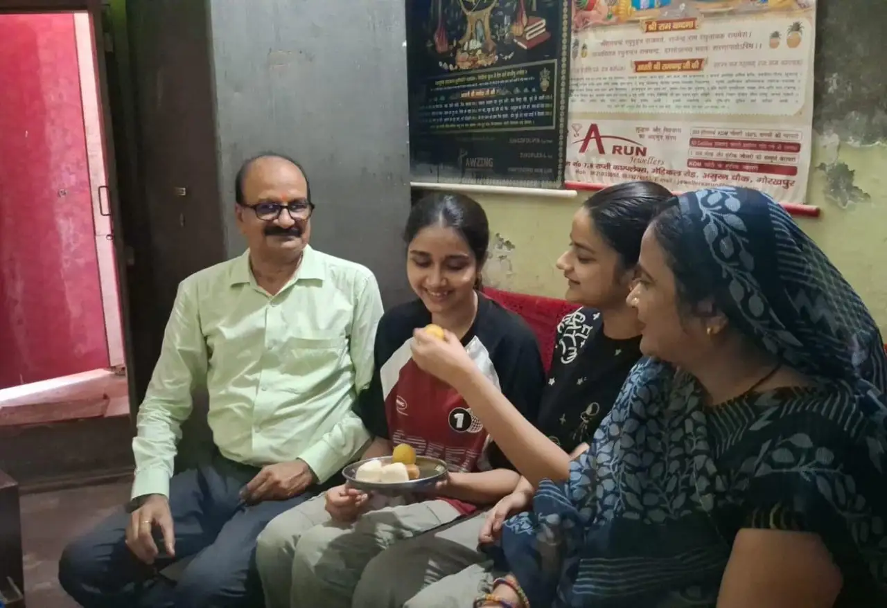 "बगहा की बेटी पलक ने 573 अंक के साथ रचा इतिहास, AIR 21,757 हासिल कर बढ़ाया जिले का मान