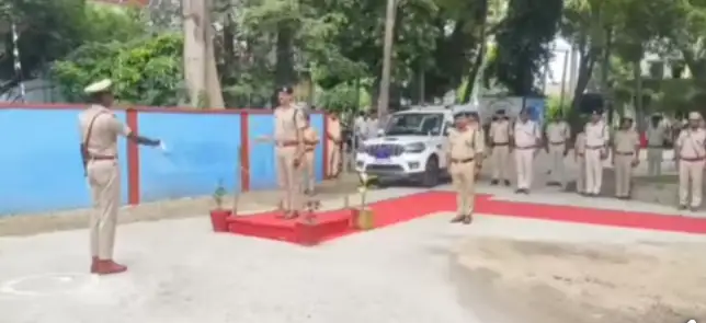 डीआईजी हरि किशोर राय ने किया बगहा अंचल का निरीक्षण, जवानों ने दिया गार्ड ऑफ ऑनर