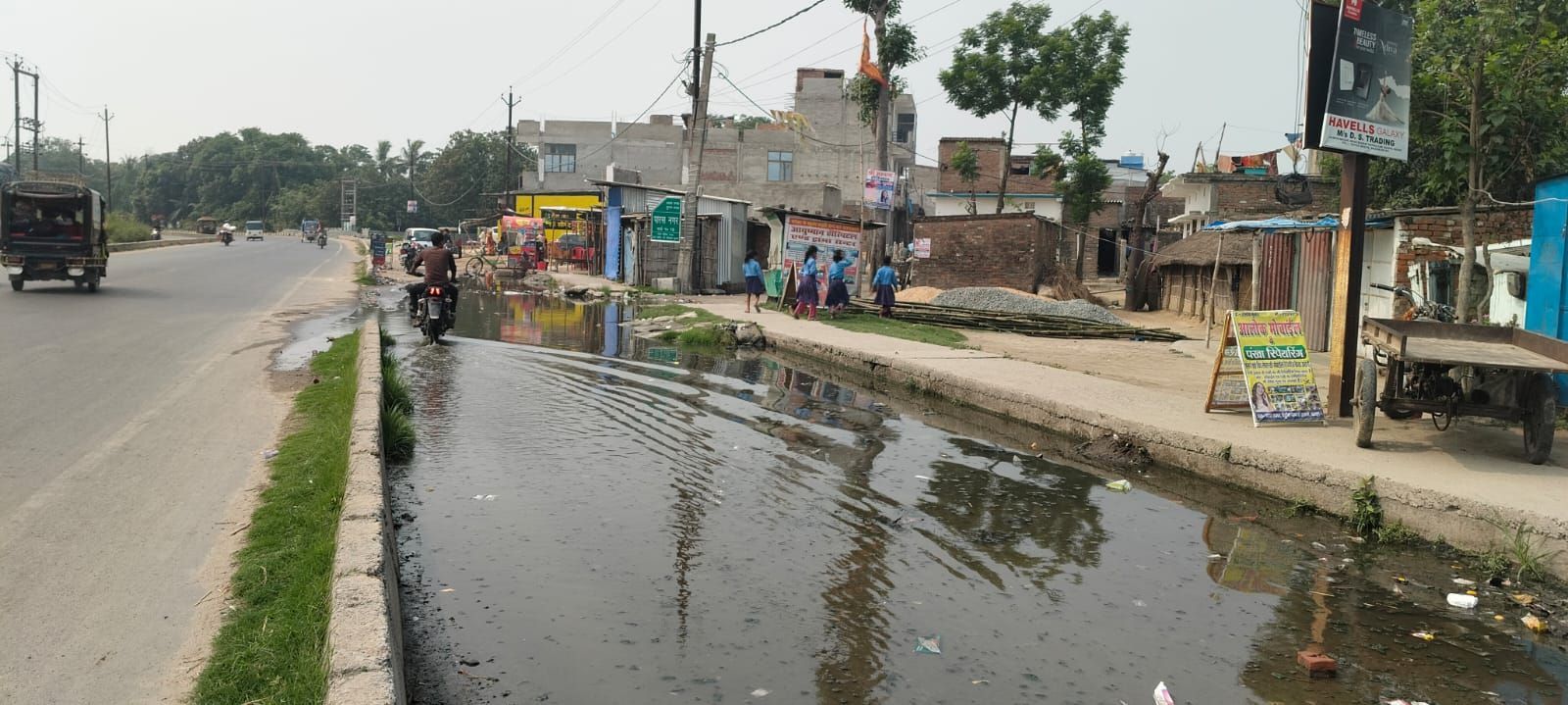 सर्विस लेन पर  लगा जल जमाव