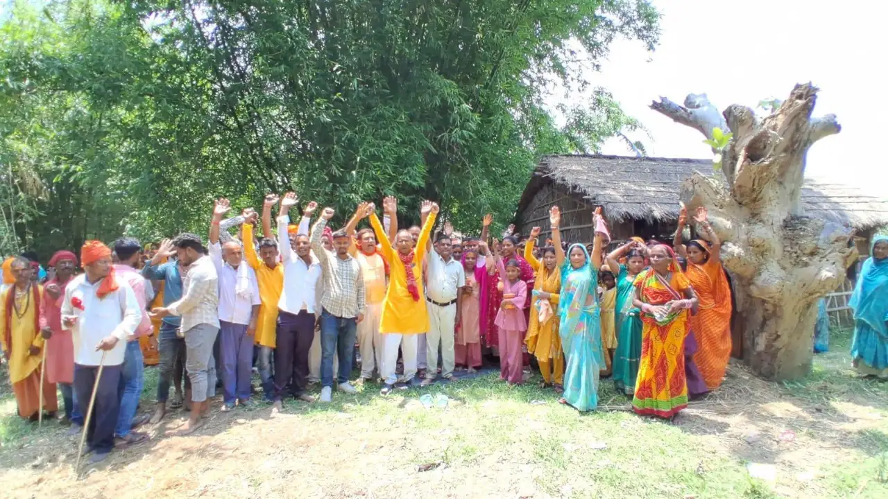 जयकारा लगाते श्रद्धालुओं की भारी भीड़ व अन्य फोटो।