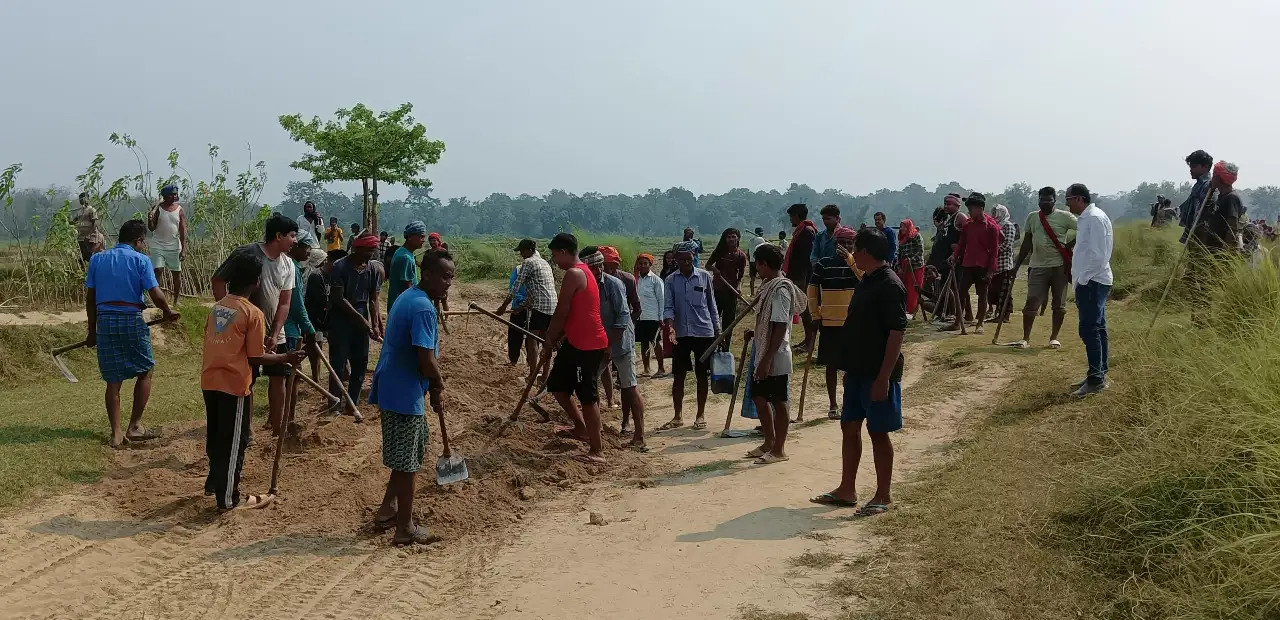 जनसहयोग से सड़क निर्माण, बदलेगी गांव की तस्वीर