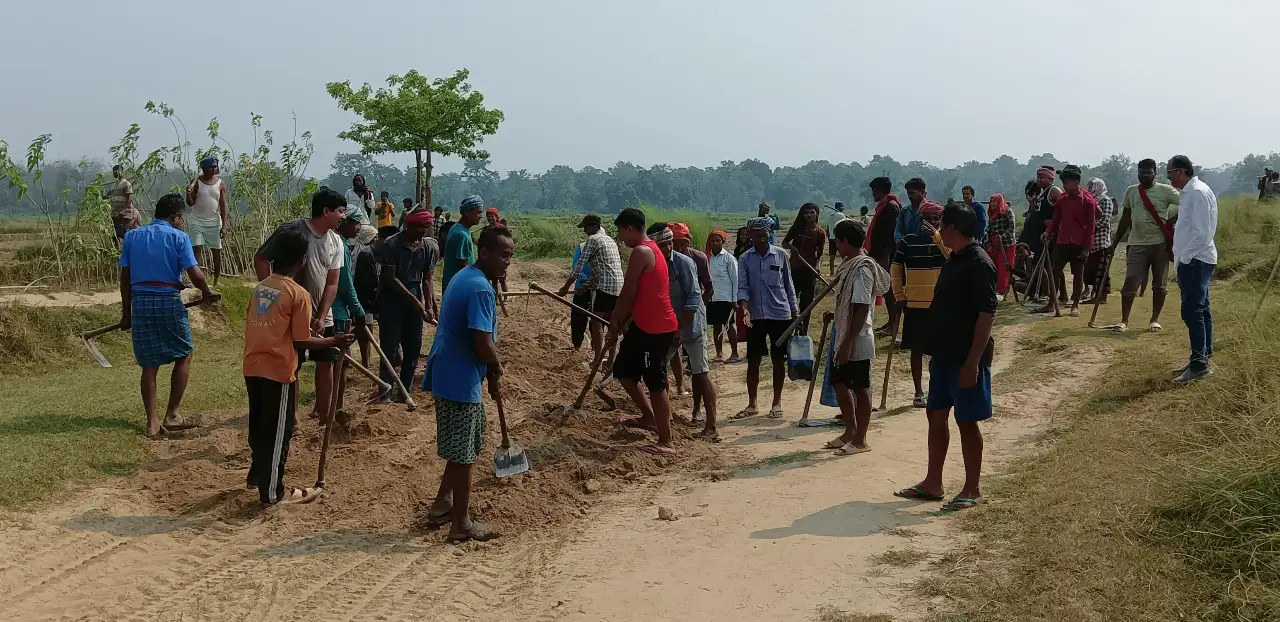 चंदा और श्रमदान से बन रही सड़क, कुदाल लेकर खुद काम करते दिखे ग्रामीण
