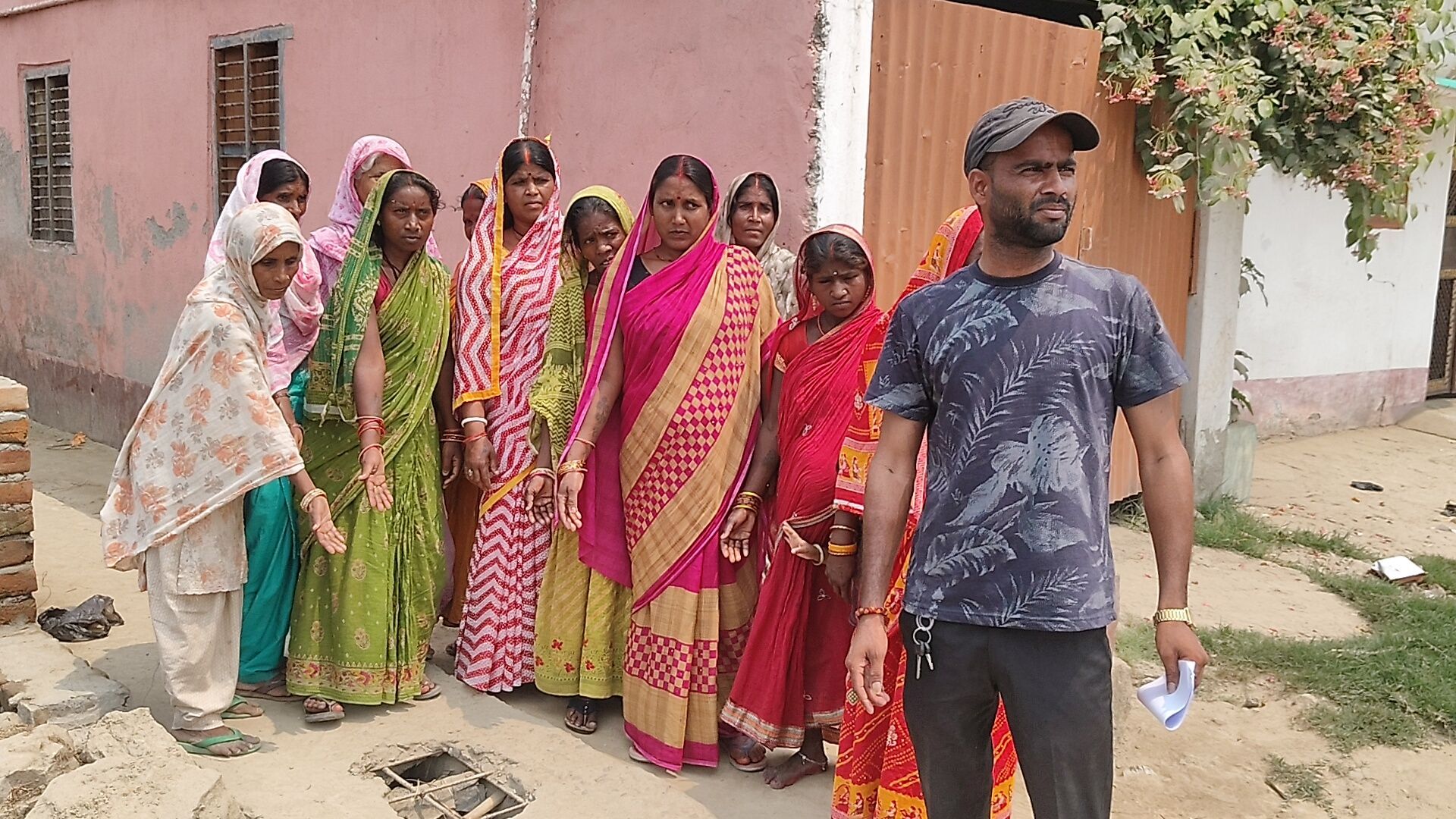 एक साल में ही टूटी नाली की स्लैब, ग्रामीण महिलाओं का फूटा गुस्सा