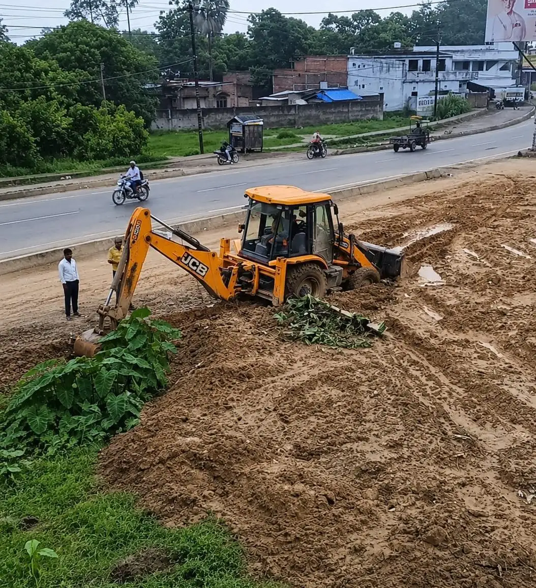 बरसात से पहले एक्शन, जेसीबी से हटा अतिक्रमण, साफ हुई नाली