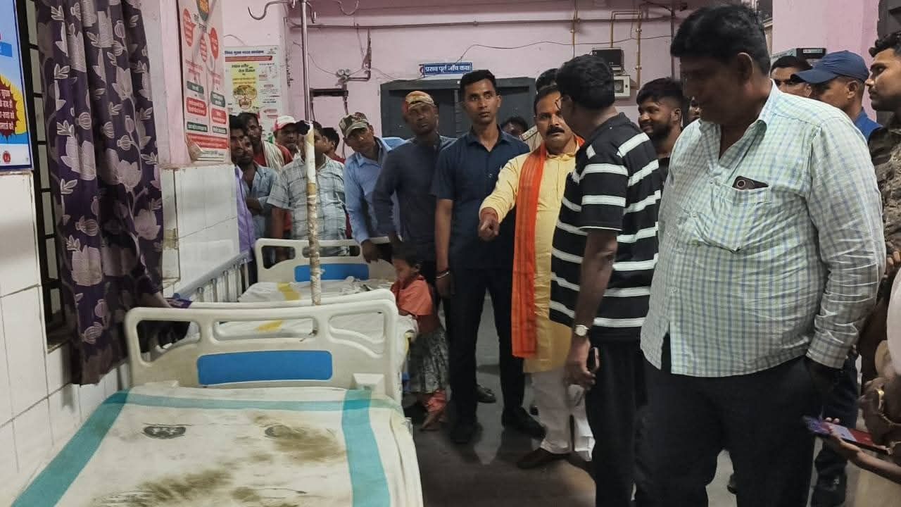 गंदगी, लूट और लापरवाही का अड्डा बना पीएचसी, मंत्री ने दिखाई सख्ती