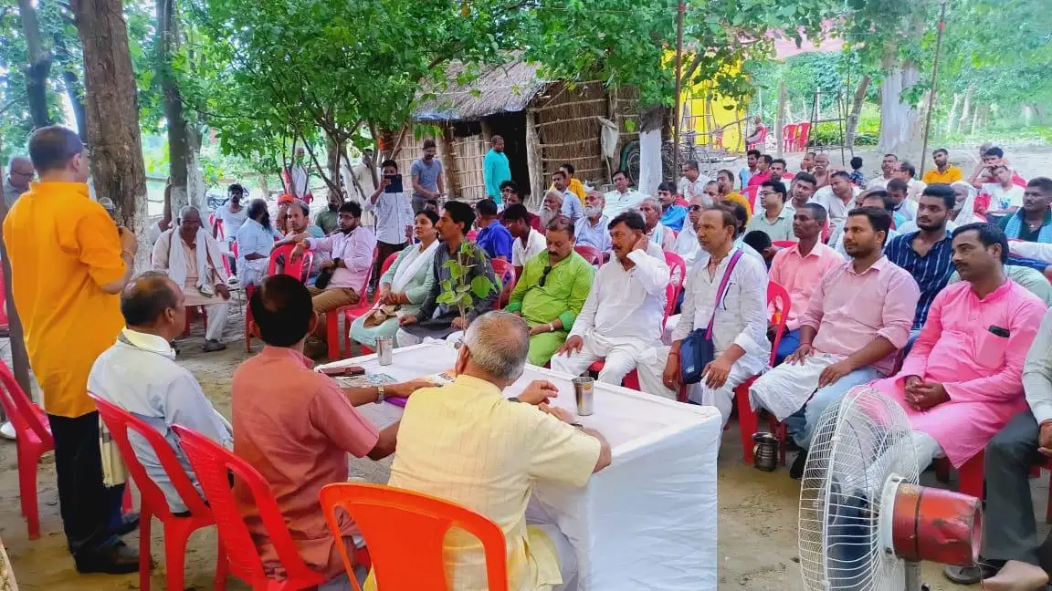 विकास बैभव चौराहा पर संगोष्टी करते हुए स्वयंसेवक। बगहा मडवारी धर्
