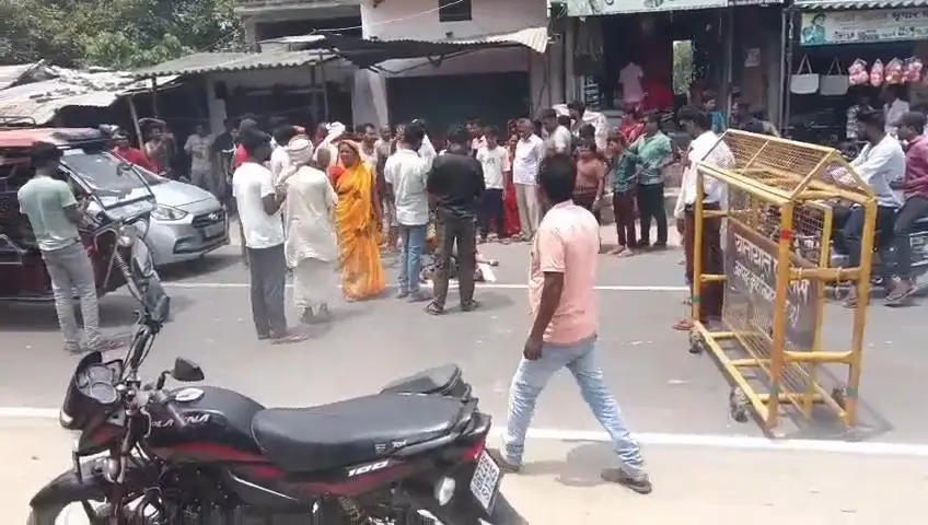 जच्चा-नवजात की मौत से मचा हड़कंप, क्लिनिक के बाहर जमा आक्रोशित ग्रामीण