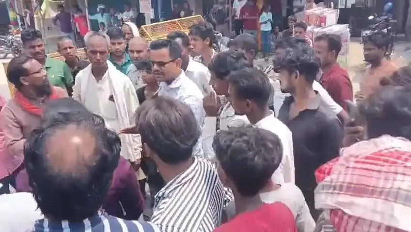 और नवजात की मौत के विरोध में क्लिनिक के बाहर प्रदर्शन करते परिजन