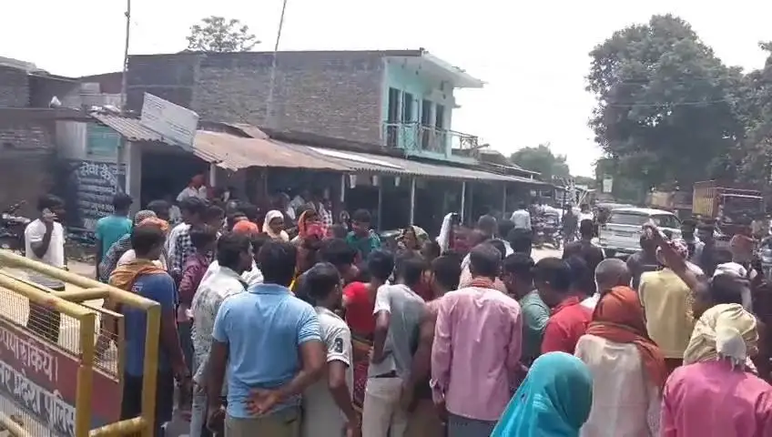 प्रसव के दौरान मां-बेटे की मौत के बाद क्लिनिक पर जुटी ग्रामीणों की भीड़, कार्रवाई की मांग