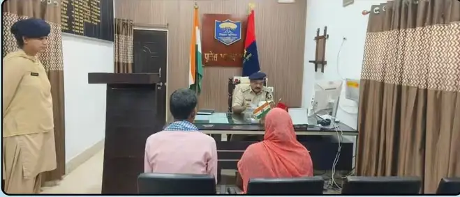 बगहा पुलिस कार्यालय में आयोजित जन सुनवाई कार्यक्रम के दौरान फरियादियों की समस्याएं सुनते पुलिस अधीक्षक