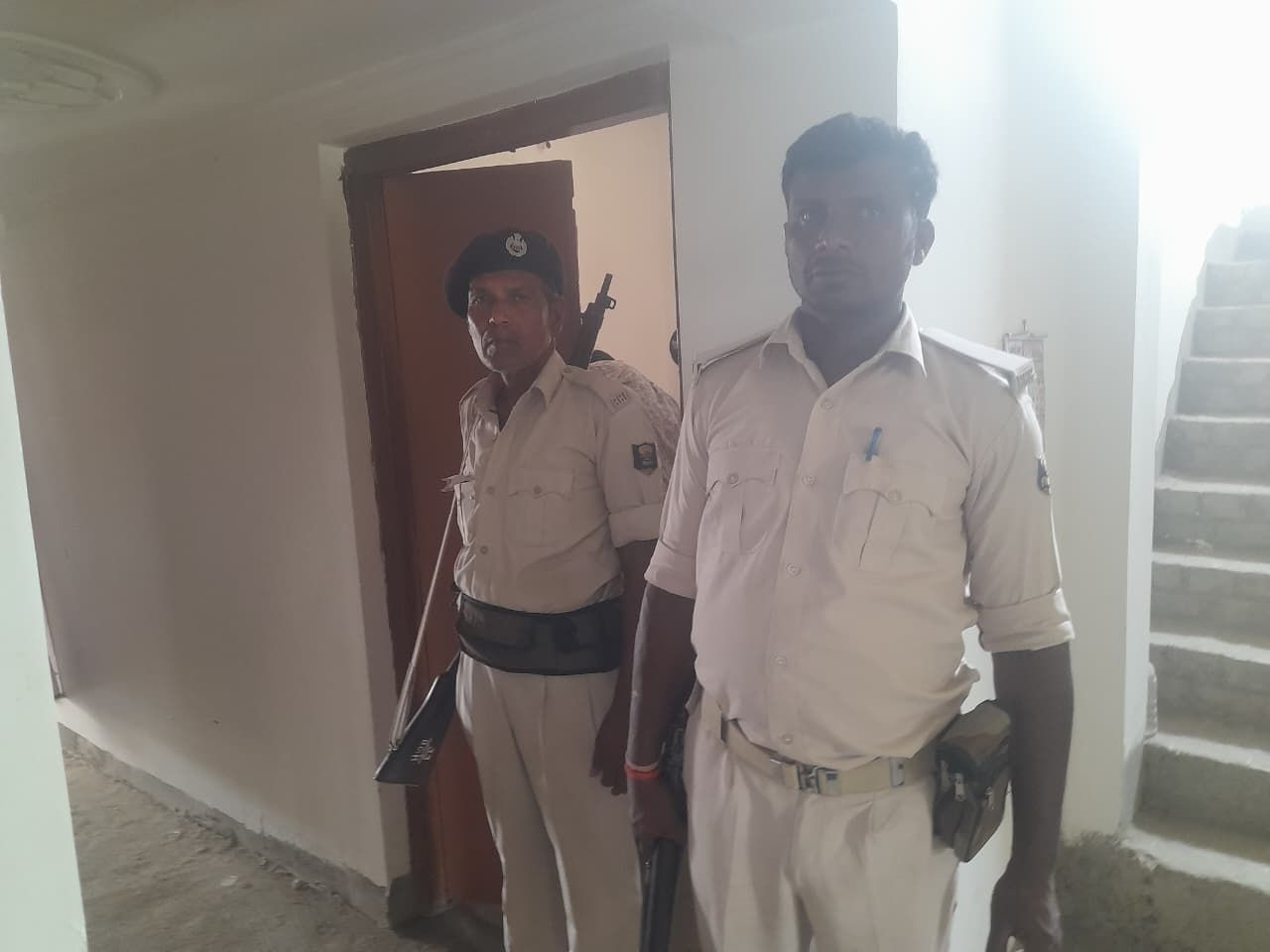 जांच करती पुलिस टीम