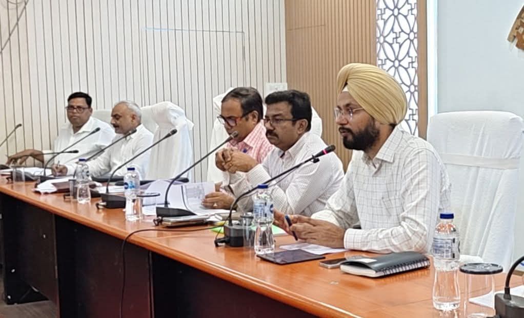 राजस्व मामलों में देरी पर डीएम सख्त, लंबित प्रकरणों के त्वरित निष्पादन का निर्देश
