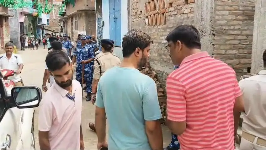 हिंसक झड़प के बाद पुलिस का फ्लैग मार्च, पूरे इलाके में कड़ी सुरक्षा