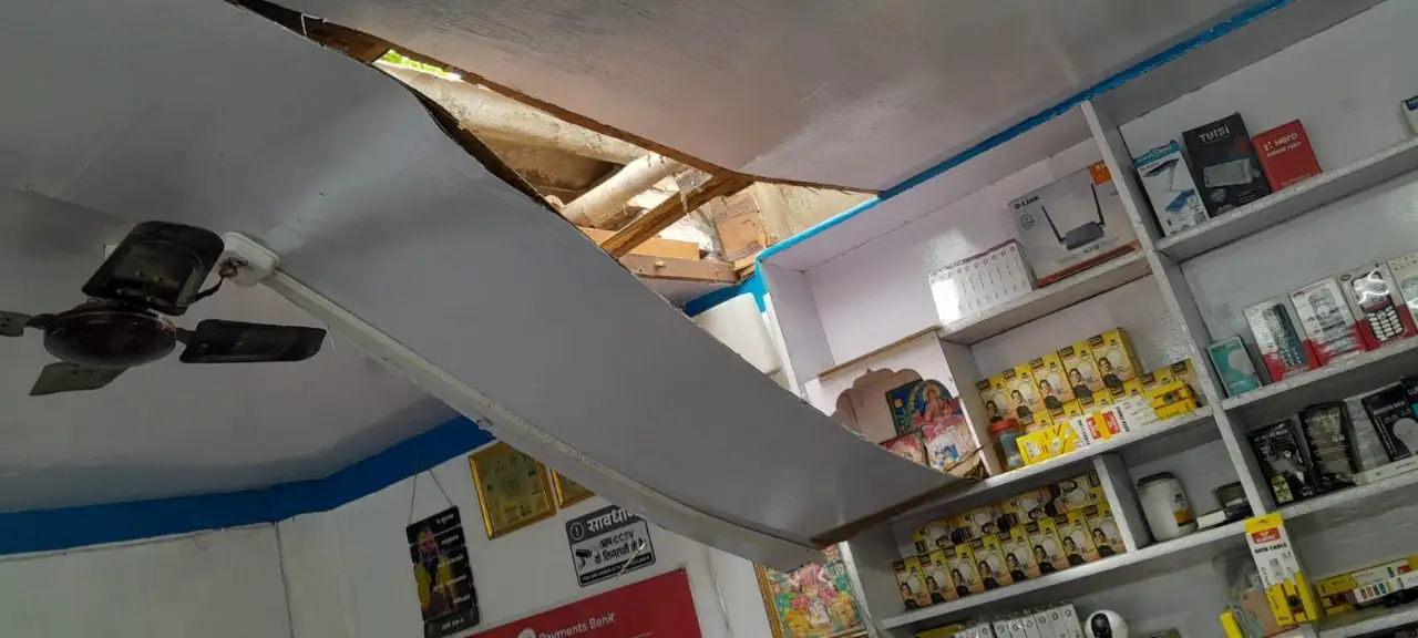 पल्लवी साइबर कैफे दुकान का ऊपरी एस्बेस्टस शीट खोलकर अंदर रखे गल्ला के बॉक्स को तोड़कर एक लाख रूपये नकद की चोरी कर ली अज्ञात चोरों ने
