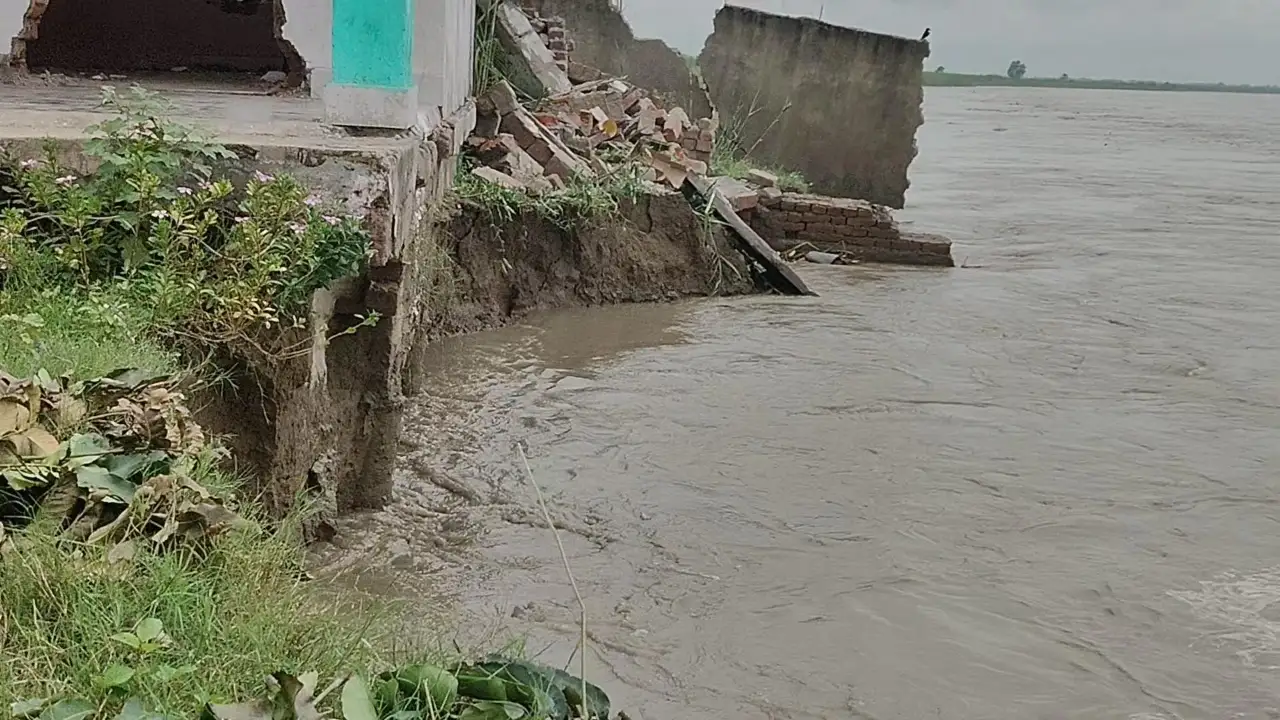 गंडक का कहर: रेवहिया में उजड़ रहा गांव, स्कूल का आधा हिस्सा नदी में समाया