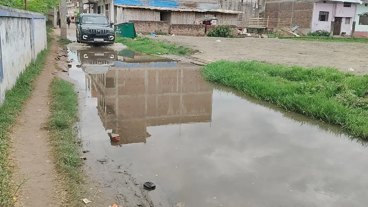 गर्मी में जलजमाव, बरसात में हालात और बिगड़ने की आशंका से स्थानीय लोग चिंतित