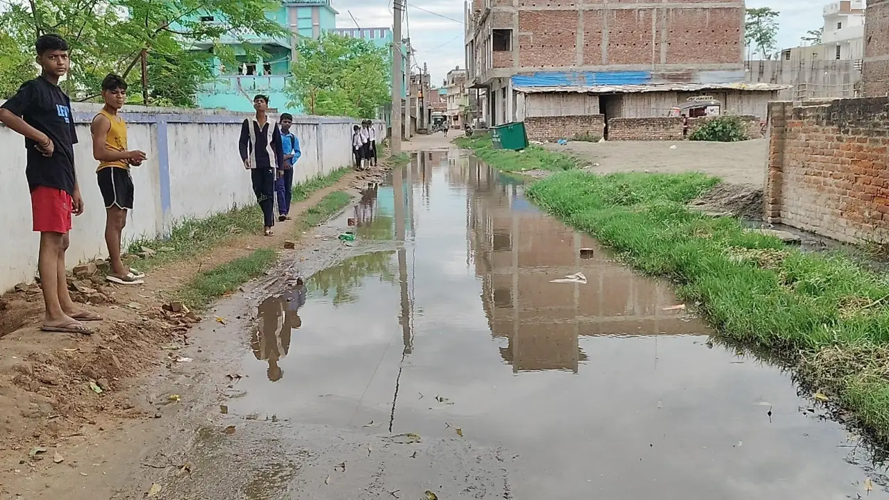अतिक्रमण के कारण नहीं बन पा रही नाली-पुलिया, जलभराव से लोगों में आक्रोश
