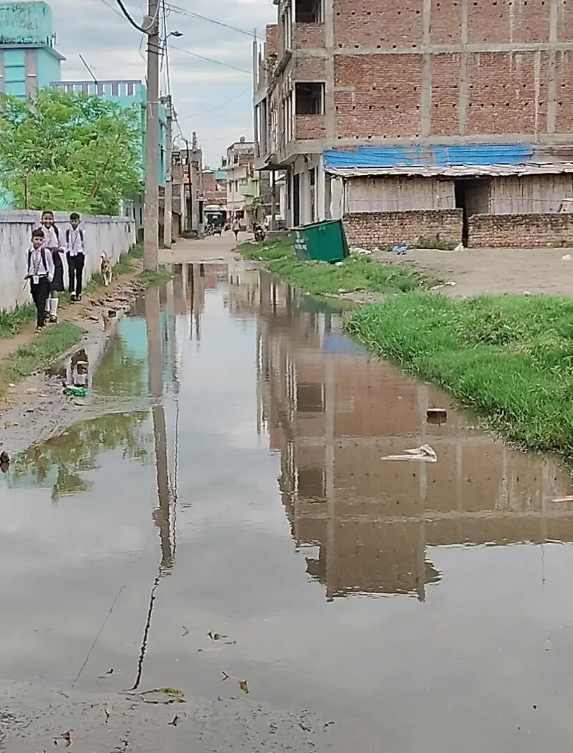 सड़क पर जलभराव ने बढ़ाई मुश्किलें, समाधान की राह देख रहे वार्ड 26 व 27 के लोग