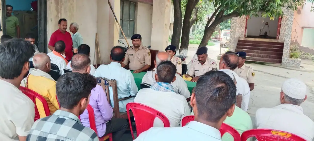 बैठक करते थानाध्यक्ष अनुपम कुमार राय