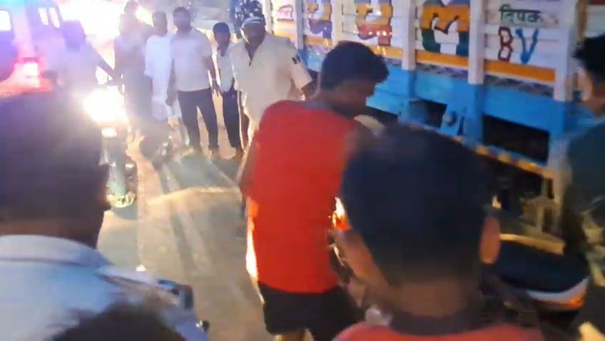 सड़क से दुर्घटनाग्रस्त बाइक को हटवाती पुलिस