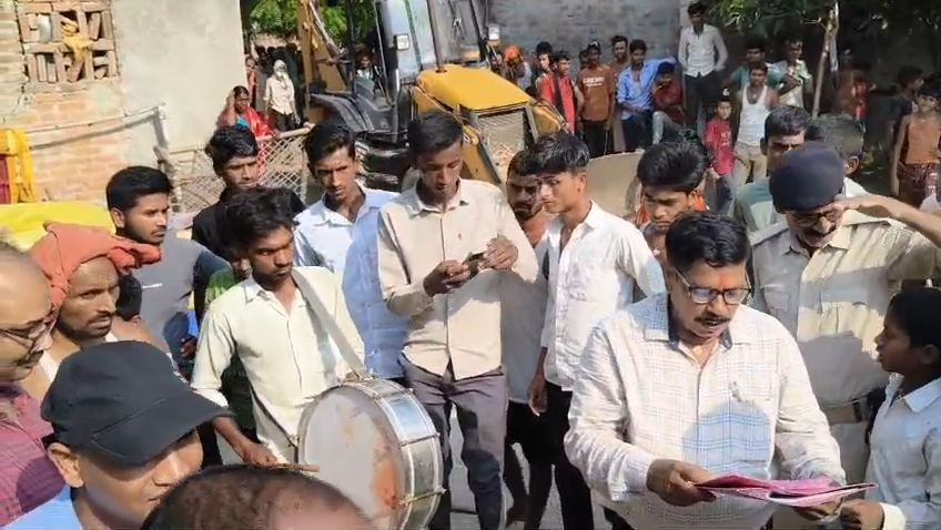 कोर्ट की डिक्री के बाद प्रशासन सक्रिय, अतिक्रमण हटाकर सौंपा गया कब्जा