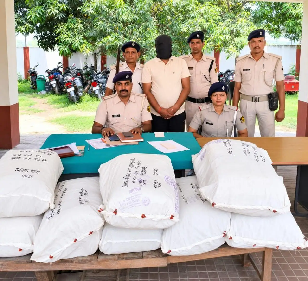 नेपाल बॉर्डर पर पुलिस का 'महाऑपरेशन', 111 किलो गांजे के साथ लग्जरी कार जब्त; अंतर्राज्यीय तस्कर गिरफ्तार