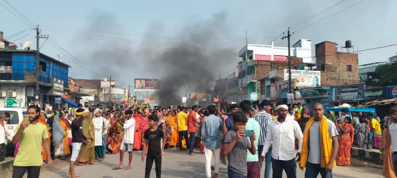 तीन दिनों से लापता 11 वर्षीय बालक की बरामदगी की मांग को लेकर लगभग दो घंटे तक सड़क जाम।