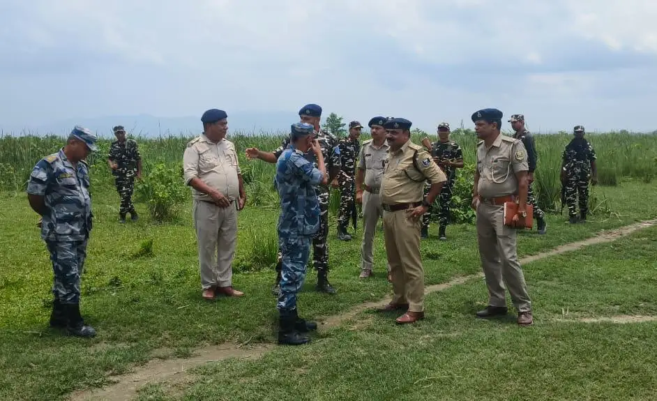 SSB 21 बटालियन के साथ बगहा पुलिस अधीक्षक राजेश कुमार।