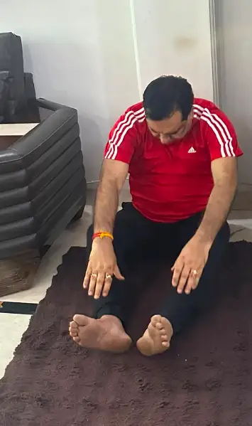 समाजसेवी एपी पाठक योग करते