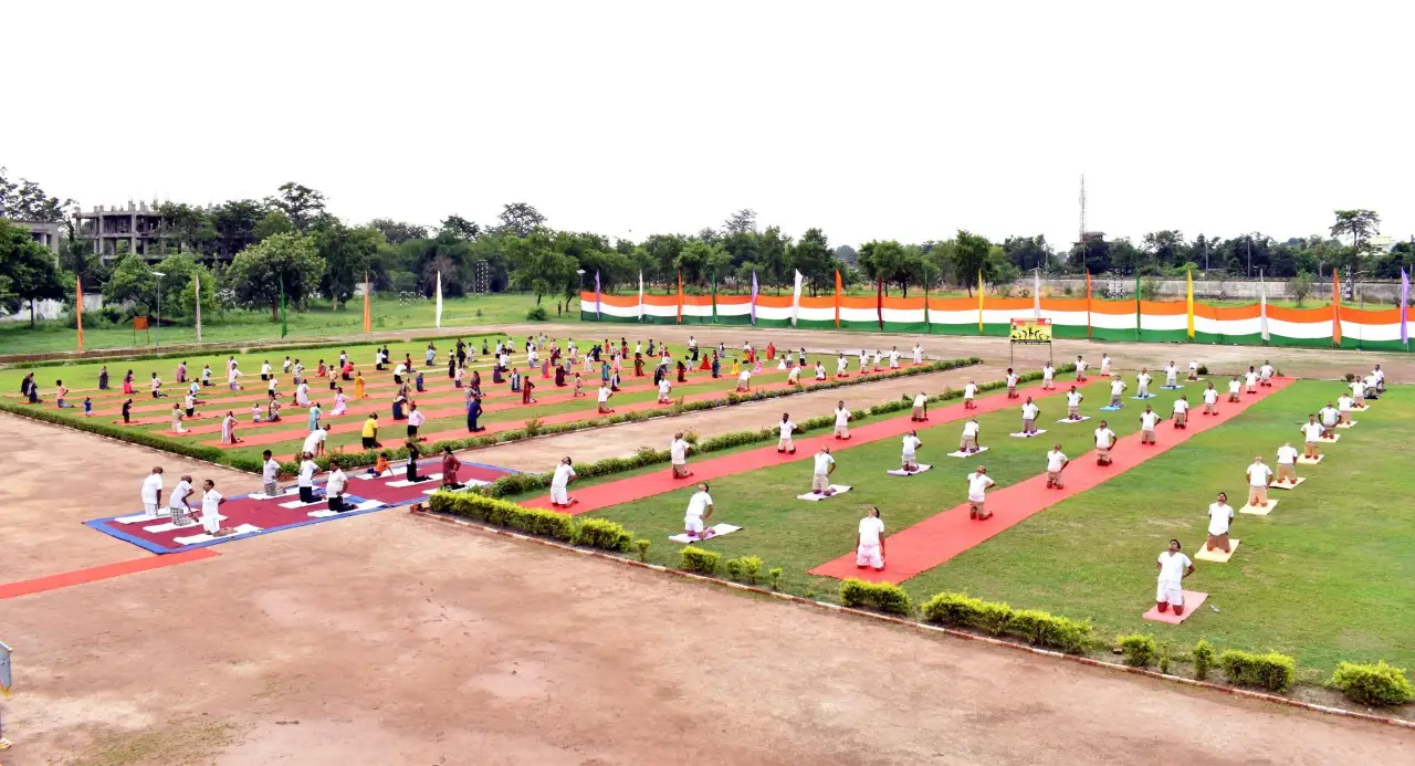 योग दिवस पर योग करते SSB के अधिकारी और अन्य