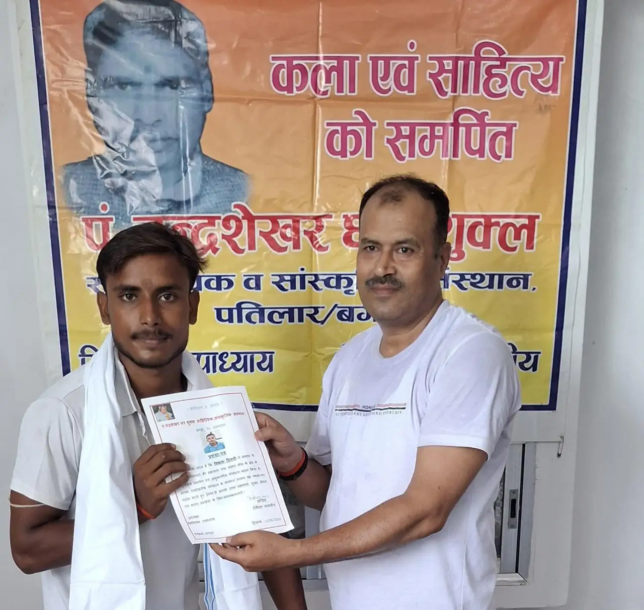 पुअर हेल्पिंग हैंड’ के सदस्य को प्रशस्ति पत्र  देते  संस्था के  सचिव देवीदत्त मालवीय