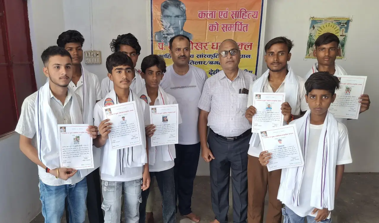 सम्मानित होने के बाद  आठ  पुअर हेल्पिंग हैंड’ के सदस्यो