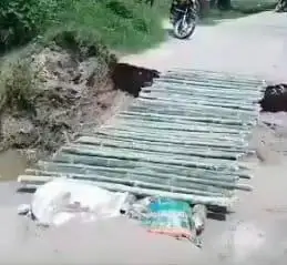 डुमरी चेक पोस्ट पर टूटी सड़क मार्ग को गांव के छोटे छोटे बच्चों ने पुल बना डाला