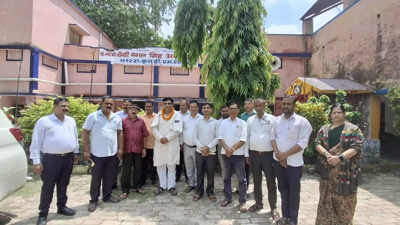 शिक्षकों की आवाज बने ई.आनंद पुष्कर, पश्चिमी चम्पारण में कई विद्यालयो एवं विभिन्न शिक्षण संस्थानों का दौरा कर किया शिक्षक संवाद