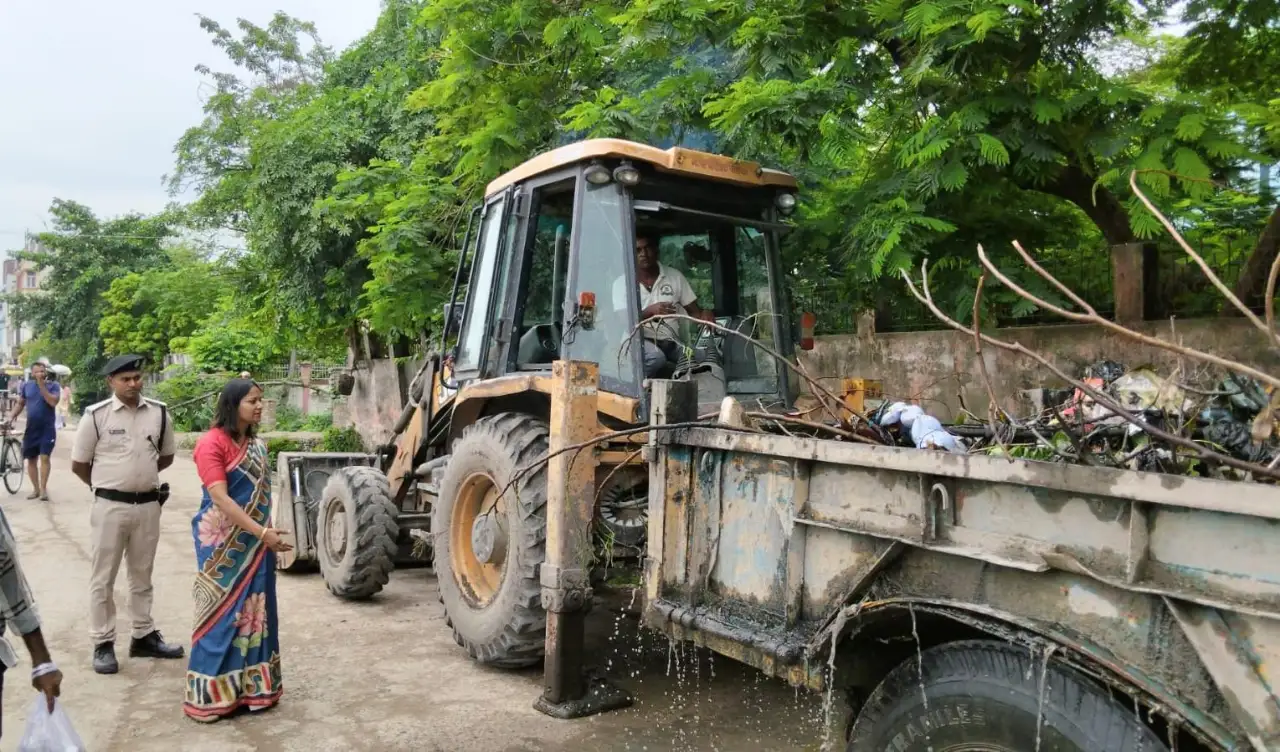 नाला सफाई कार्य का निरीक्षण करती हुई महापौर गरिमा देवी