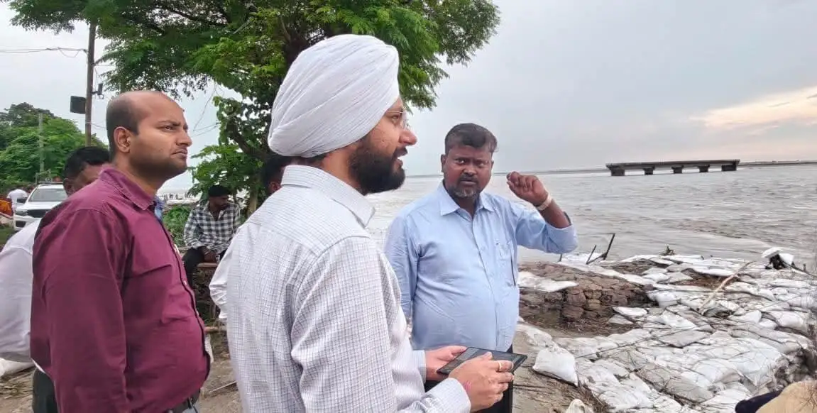 बगहा के मंगलपुर और रेवहिया में कटाव का डीएम ने लिया जायजा, अधिकारियों को अलर्ट रहने का निर्देश