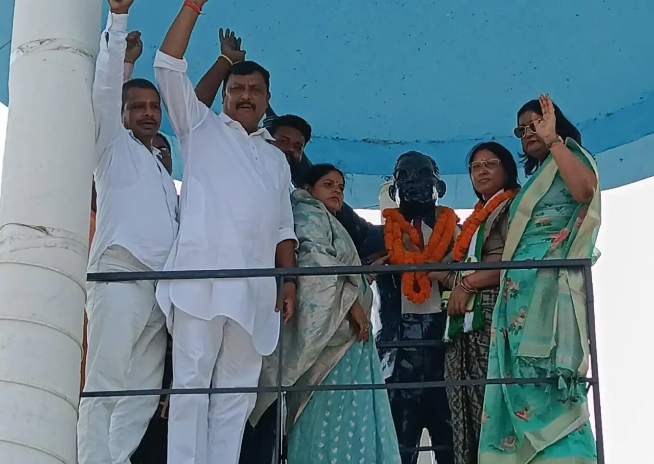 बाबा साहब की प्रतिमा पर माल्यार्पण करती  MLC शिवरानी  देवी