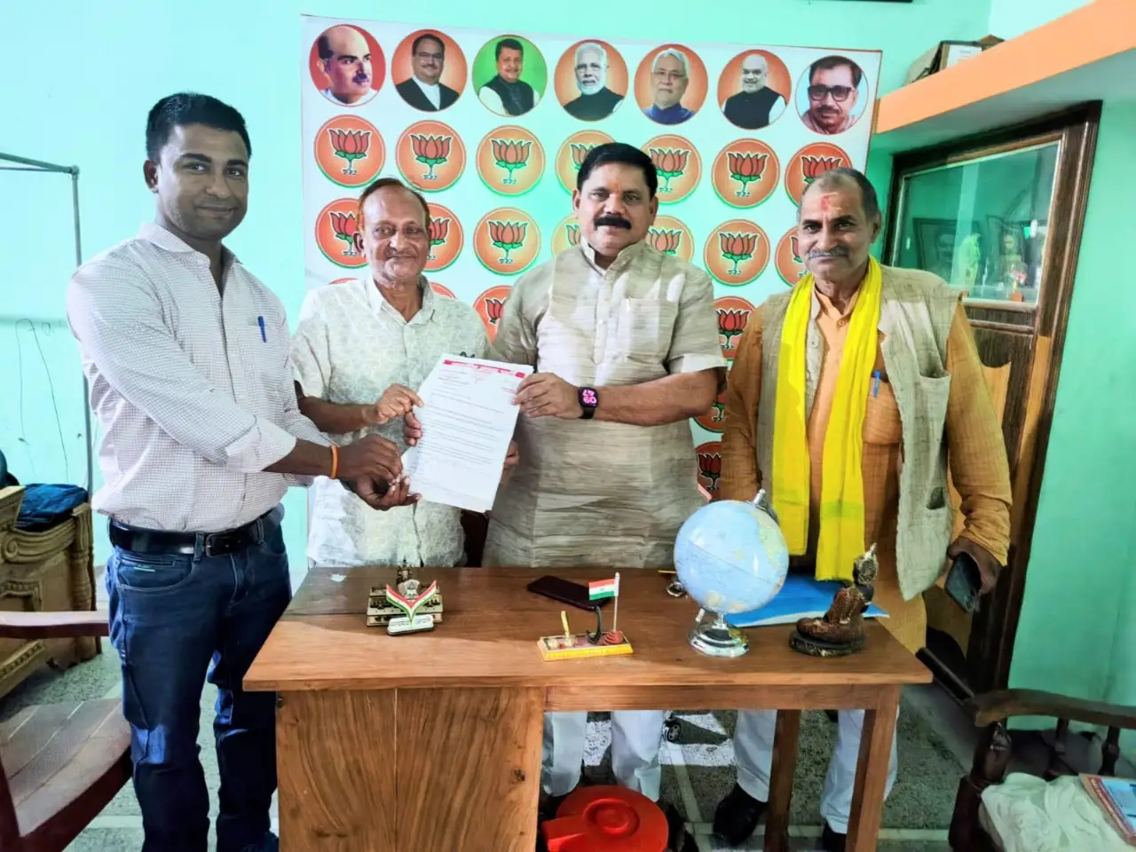 प्रतिनिधि मंडल ने स्थायी रूप से रेल लाइन नवीनीकरण तथा नई ट्रेन चलाने की किया मांग.