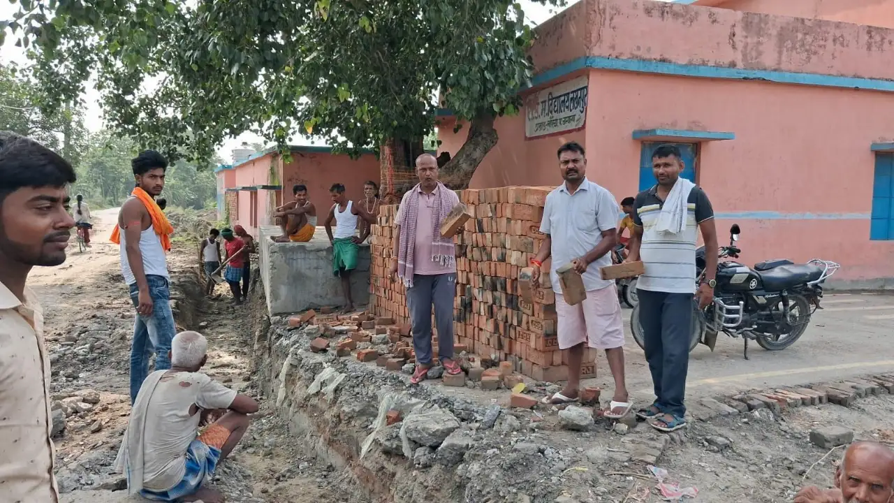 नाली निर्माण में अनियमितता का लगा आरोप ग्रामीणों ने दिया सहयोग शिविर में आवेदन।