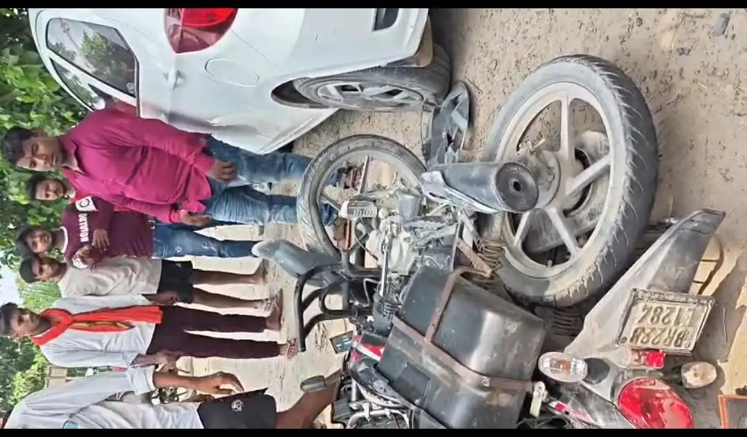 बांसी चौक पर कार व बाइक की आमने सामने की भिड़ंत।