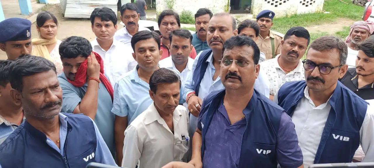 नरकटियागंज में पंचायत सचिव को निगरानी टीम ने किया गिरफ्तार।