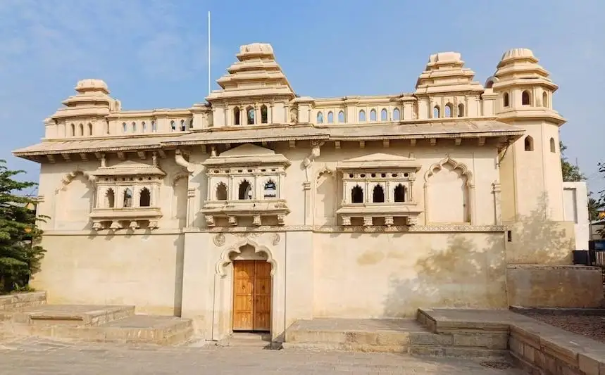 बेतिया राज की जमीन पर प्रशासन का बड़ा एक्शन, 500 लोगों को नोटिस।