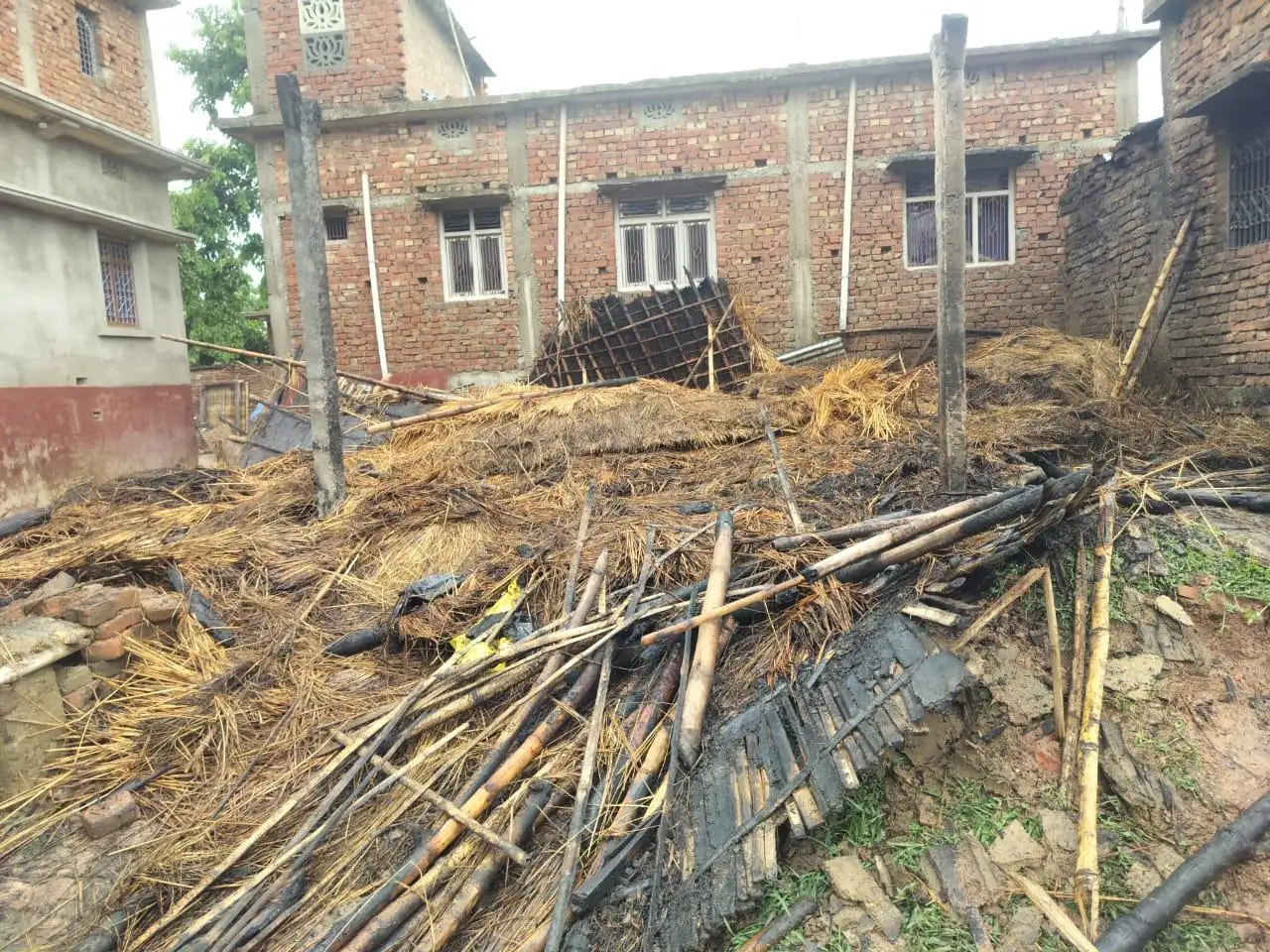 पूरी तरह से जलकर खाक हो चुके तीन घर