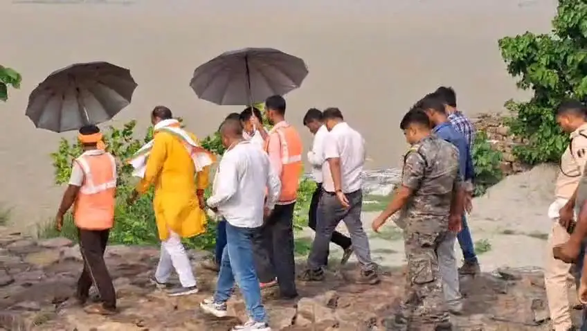 पिपरासी-ठकराहा में कटाव के खतरे के बीच विधायक ने संभाला मोर्चा