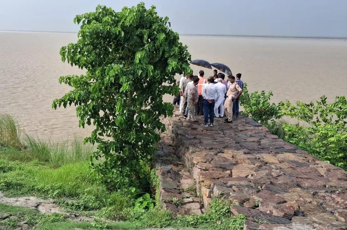 गंडक के बढ़ते खतरे से पहले मैदान में उतरे विधायक, पी तटबंध का लिया जायजा