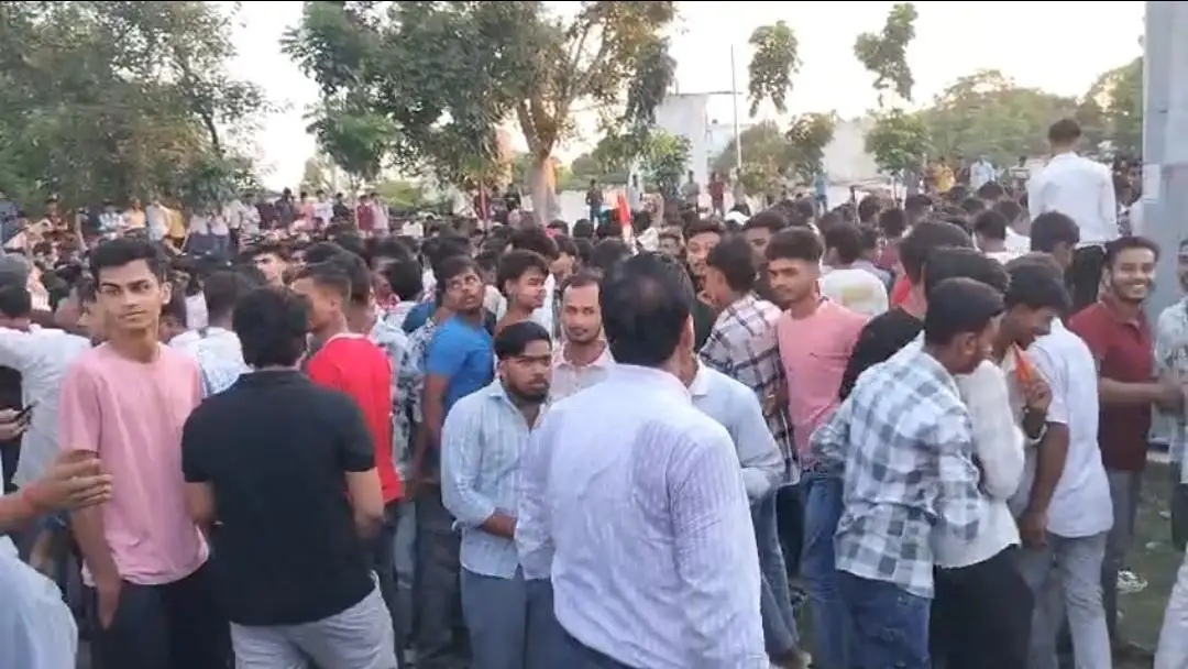 बेतिया में छात्र संगठन सड़क पर