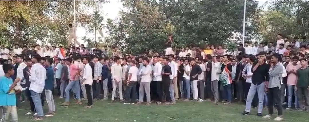 बेतिया में NEET पेपर लीक पर सड़क पर उतरे छात्र, शिक्षा मंत्री के इस्तीफे की मांग।