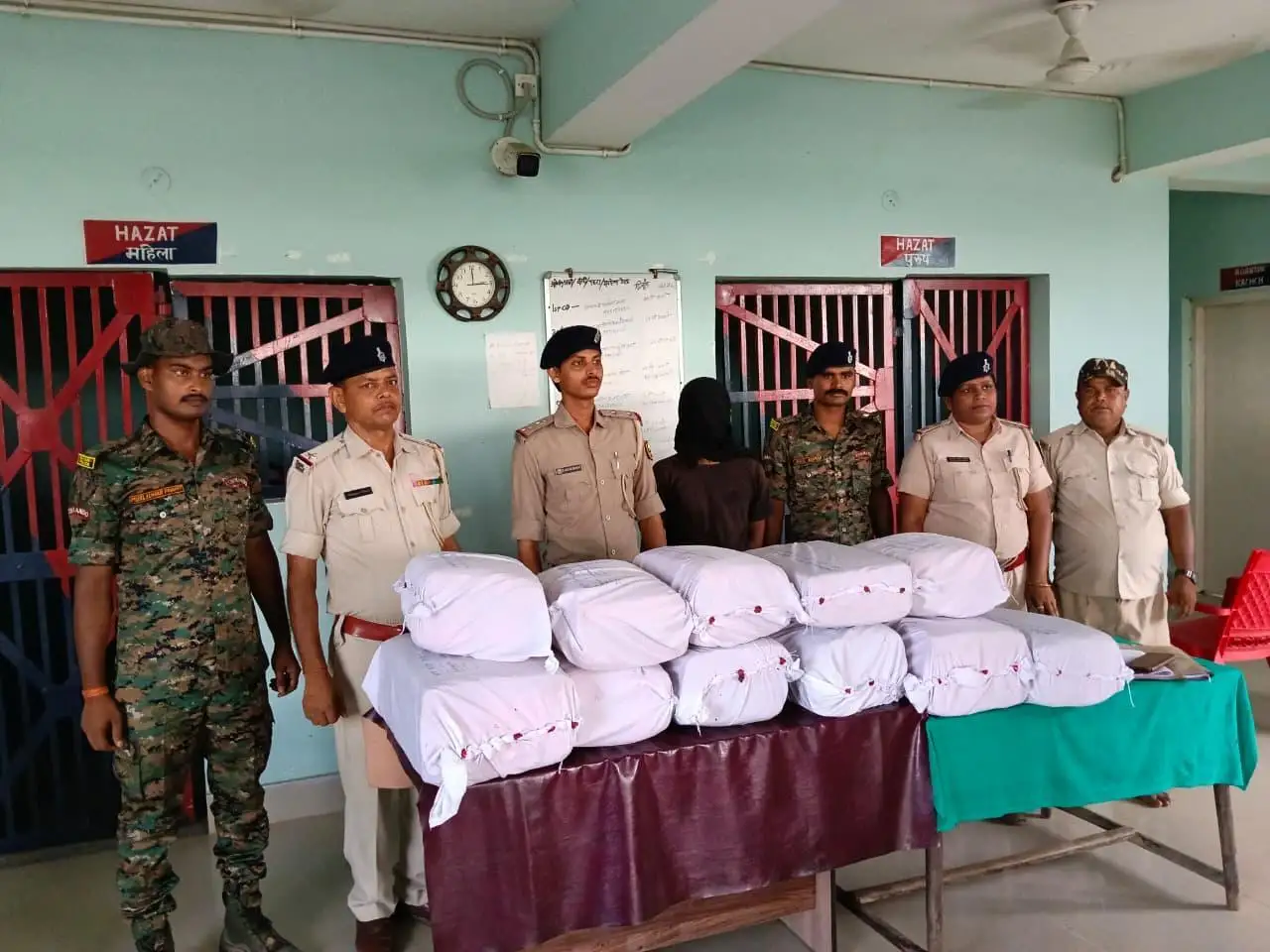 इंडो नेपाल बॉर्डर स्थित पुरुषोत्तमपुर से पुलिस ने 37 की लाख का गांजा पकड़ा, कारोबारी  गिरफ्तार