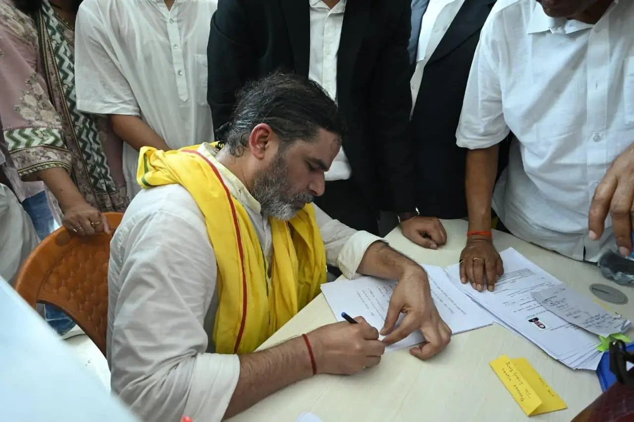 प्रशांत किशोर ने बांकीपुर उपचुनाव के लिए दाखिल किया नामांकन पत्र और स्काउट गाइड मैदान से लेकर समाहरणालय तक की पदयात्रा, बोले- यह मेरा नामांकन नहीं बल्कि बिहार के बेहतर भविष्य का नामांकन है
